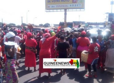 Printemps guinéens approche : des femmes en colère paralysent la circulation à Gbessia