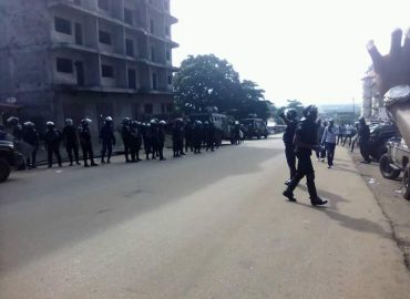 Yimbaya Tannerie : situation tendue, la police charge la foule au gaz lacrymogène. 