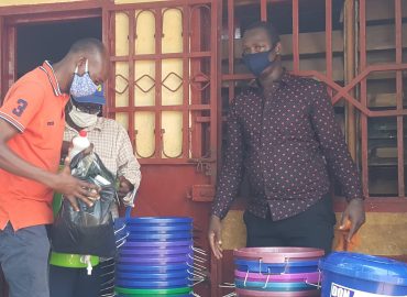 COVID-19 : l’ONG ADES fait un don de kits sanitaires à la cité de solidarité 