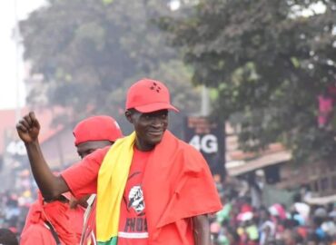 Sekou koundouno:   « Le 5 septembre 2021, le Colonel Mamadi Doumbouya avait ouvertement critiqué le culte de la personnalité ».